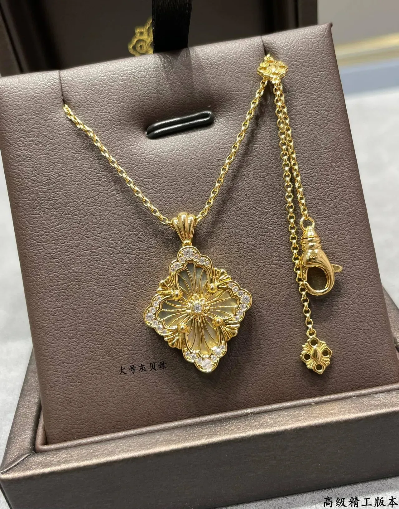 Colar com pingante floral de ouro branco em forma de quatrefoil pavé-set com pedras transparentes 6