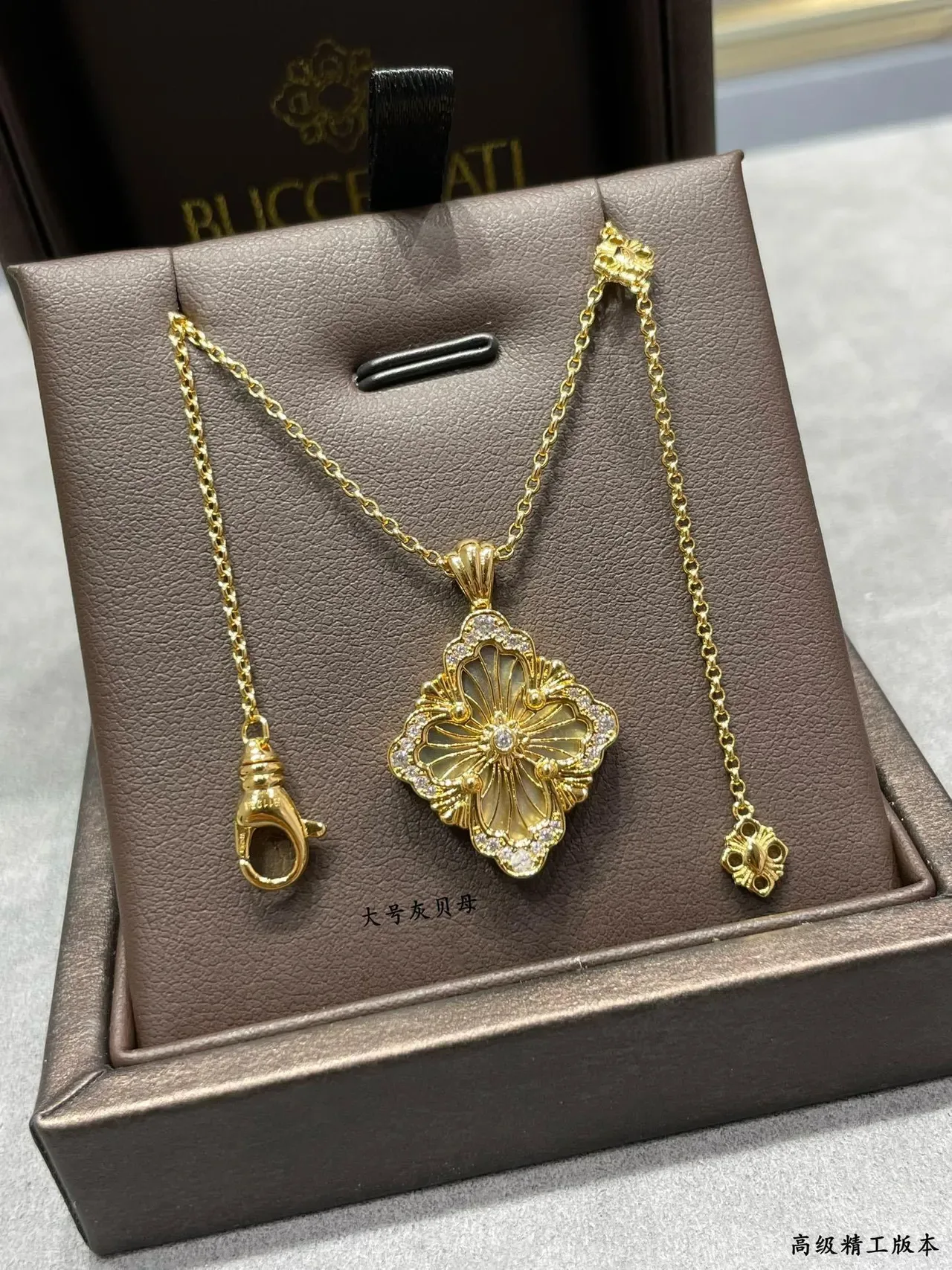 Colar com pingante floral de ouro branco em forma de quatrefoil pavé-set com pedras transparentes 7