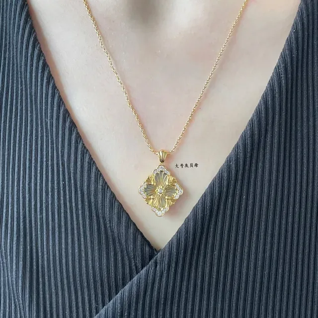 Colar com pingante floral de ouro branco em forma de quatrefoil pavé-set com pedras transparentes 8