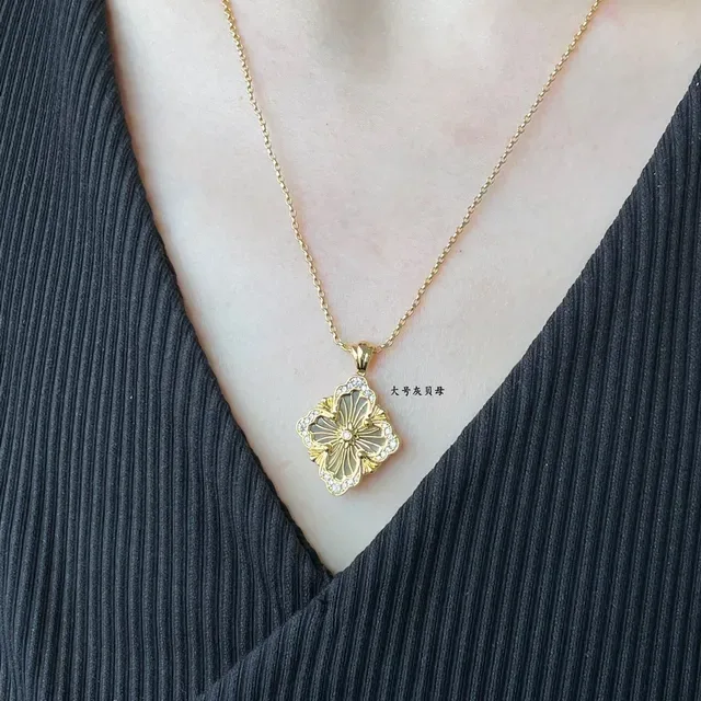 Colar com pingante floral de ouro branco em forma de quatrefoil pavé-set com pedras transparentes 9