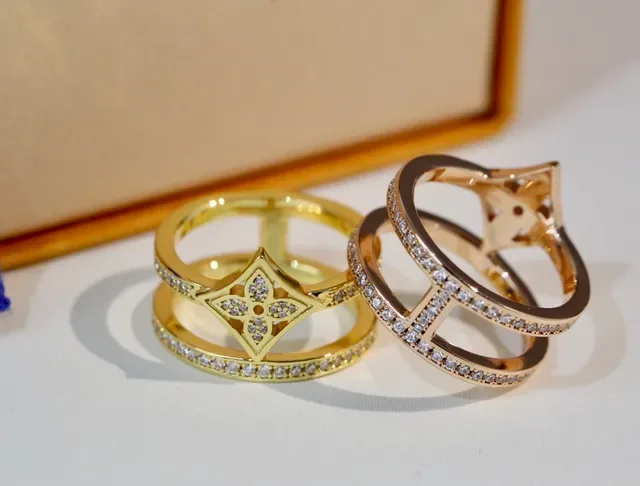 Gold White Pavé-Set Quatrefoil Floral Motif Ring 5
