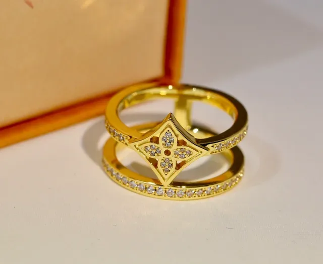 Gold White Pavé-Set Quatrefoil Floral Motif Ring 7