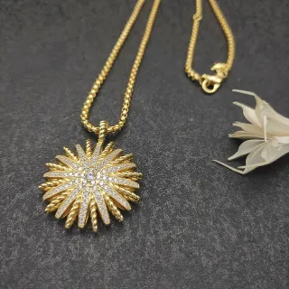 Collar dorado blanco con dije sunburst y motivo de cuerda retorcida