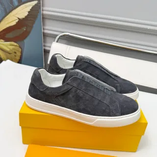 Tênis cinza branco com camurça superior, construção slip-on