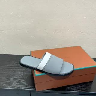 ग्रे और सफेद दो टोन चमड़े जैसी ऊपरी स्लिपर्स