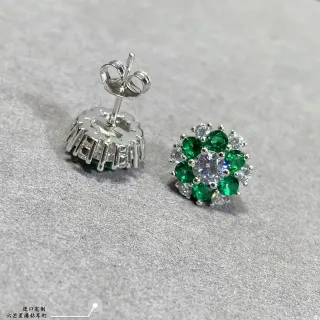 Brincos florais com cluster de pedras verdes e transparentes