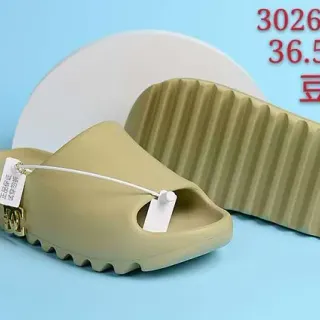 हरा मोल्डेड मोनोक्रोम सोल रिब्ड आउटसोल स्लिपर्स
