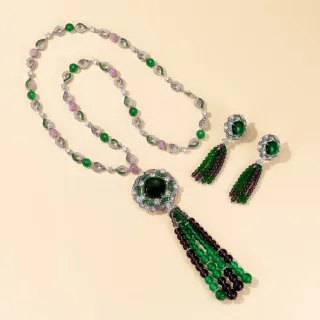 Collar con cuentas de gemas verde y rosa con borlas