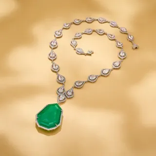 قلادة هالو حجر مركزي ثماني الزوايا على شكل كمثرى بلون أخضر فضي
