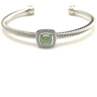 Pulsera bangle de cable trenzado verde y plata con piedra central de corte almohada