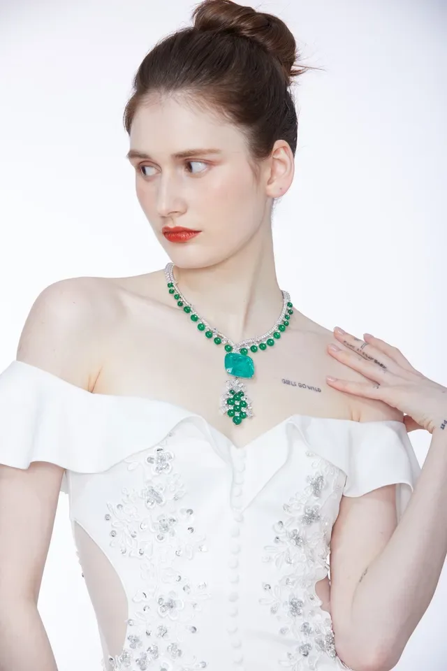Green White Emerald-Cut Central Pendant Round Bead Accents Necklace 4