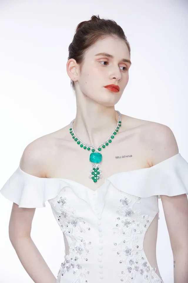 Green White Emerald-Cut Central Pendant Round Bead Accents Necklace 6