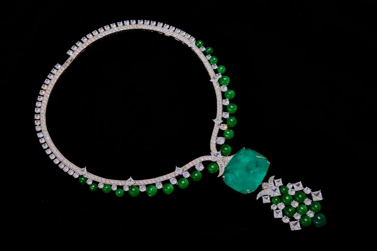 Green White Emerald-Cut Central Pendant Round Bead Accents Necklace 7