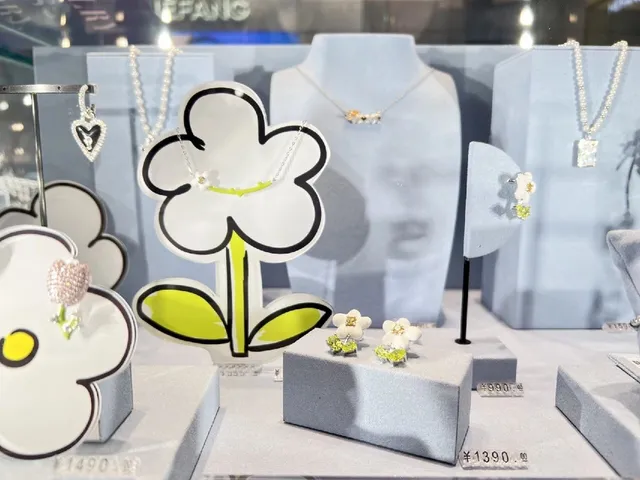 HEFANG Flower Enamel and Gemstone Stud Earrings 7