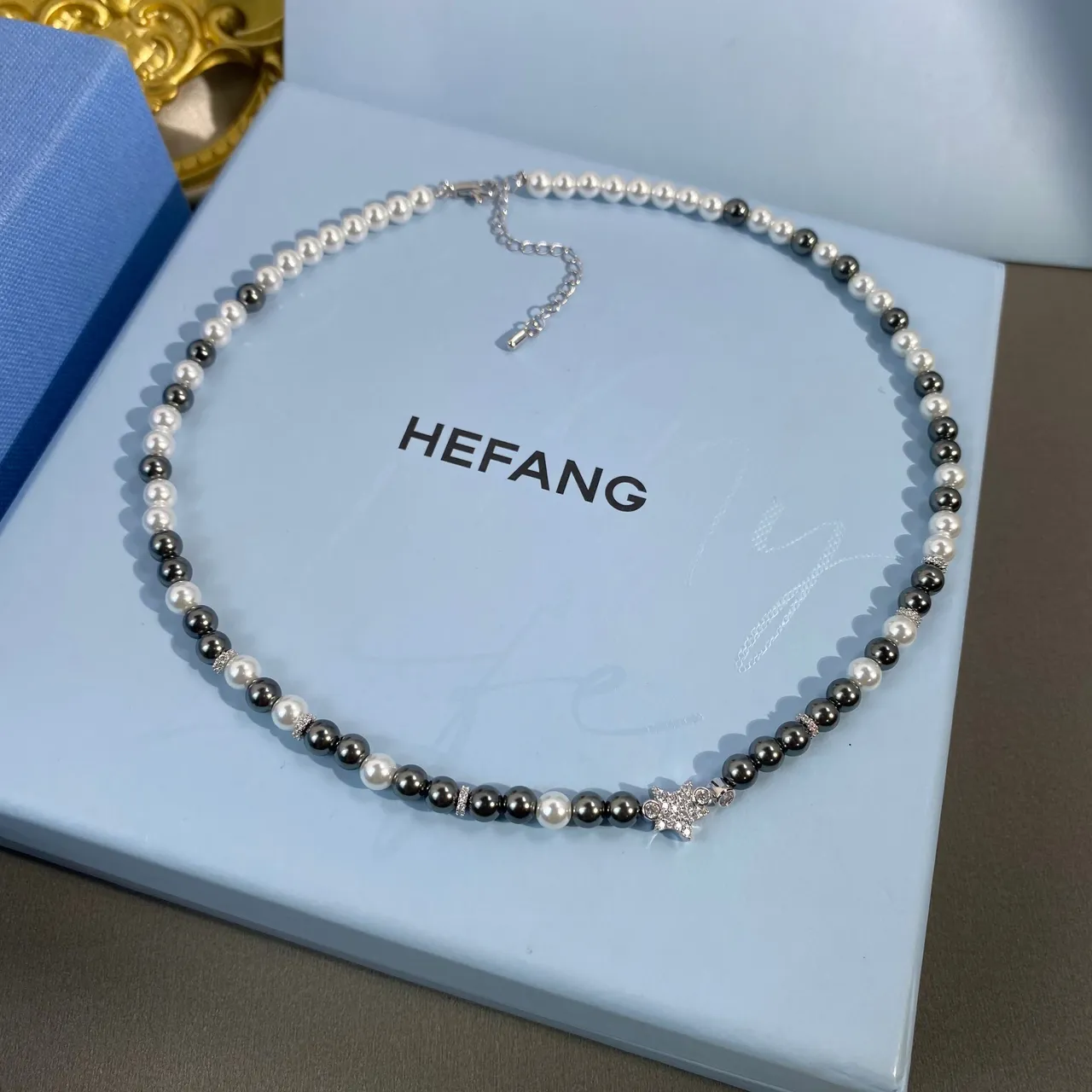 HEFANG Gray White Alternating Pearl Strand Star-Shaped Crystal Charm Necklace 4