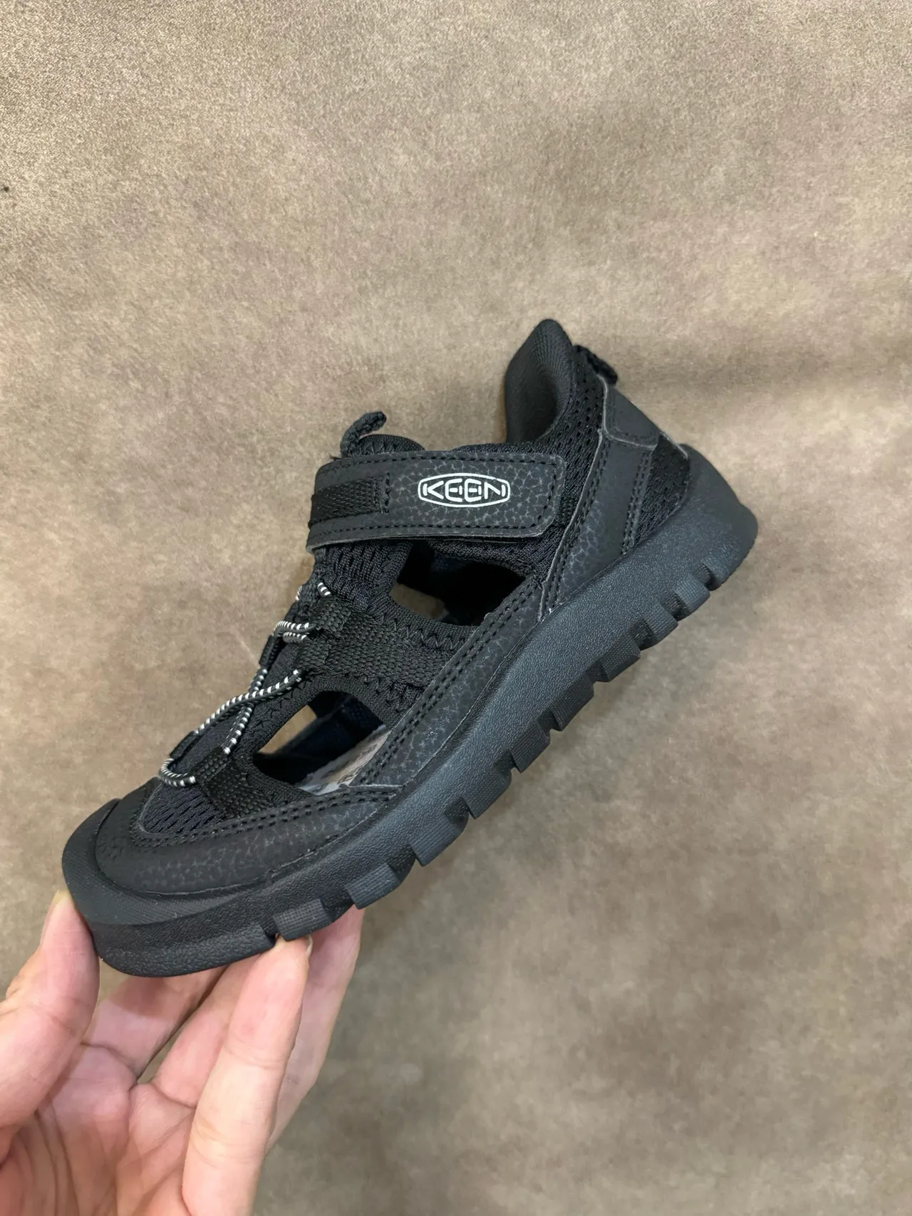 KEEN Black Beige Closed-Toe Hook-and-Loop Strap Casual Sandals 5