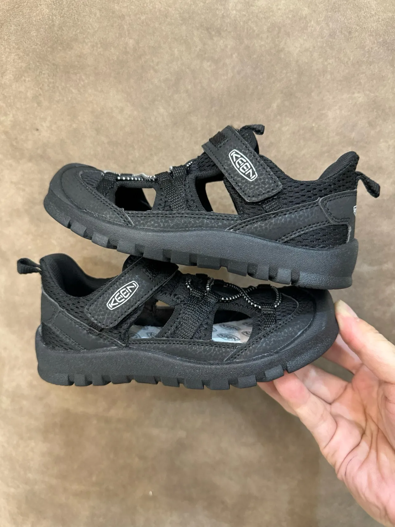 KEEN Black Beige Closed-Toe Hook-and-Loop Strap Casual Sandals 7