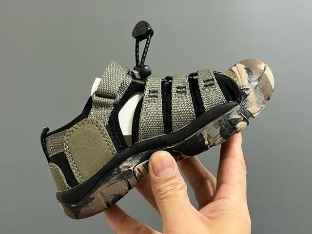 KEEN Green Black Multi-Strap Toe-Bumper Casual Sandals 18