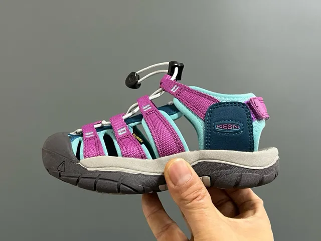 KEEN صندل كاجوال مفتوح الأصابع متعدد الحزام باللونين الأرجواني والأزرق 10