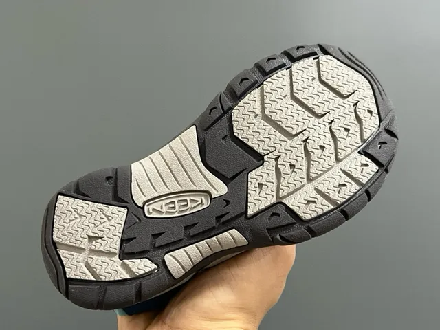 KEEN صندل كاجوال مفتوح الأصابع متعدد الحزام باللونين الأرجواني والأزرق 11