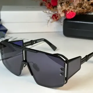 LE MASQUE Shield-Style Oversized Riveted Sunglasses