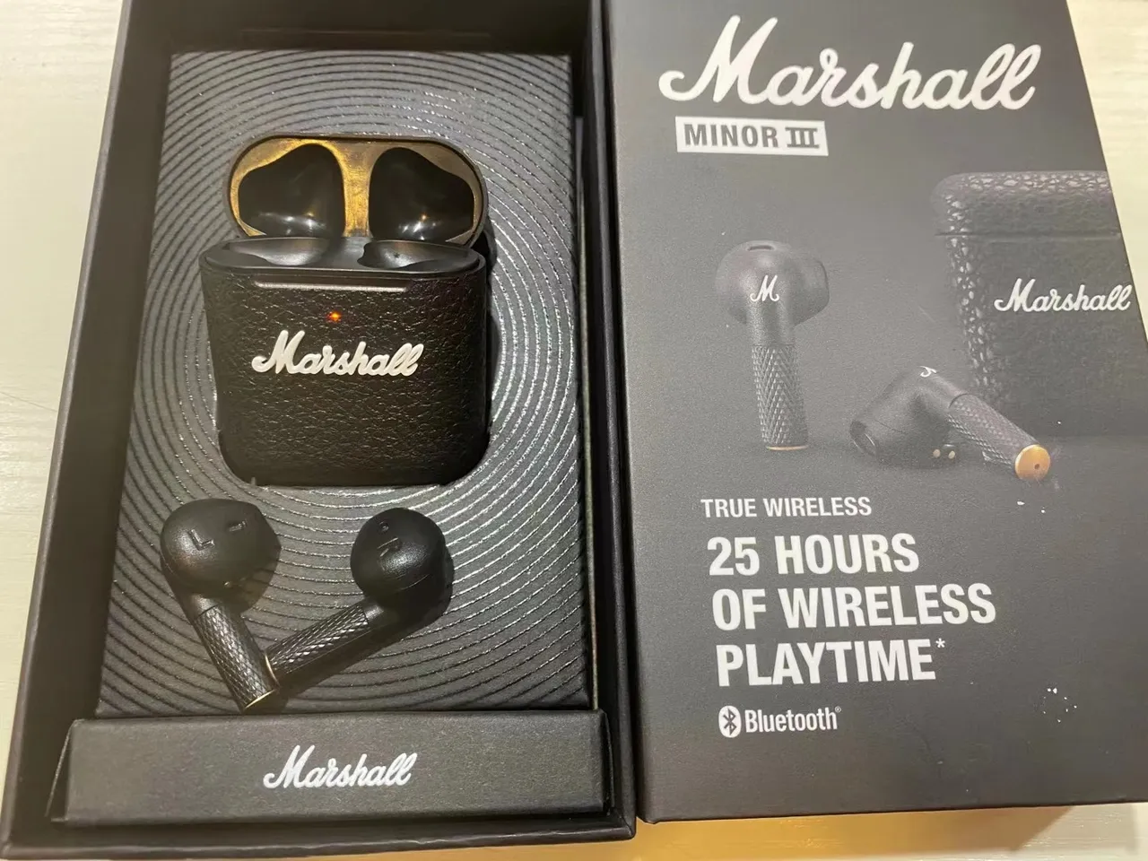 Marshall Negro Blanco Tallos Texturizados Logotipo Cursivo TWS Auriculares 5