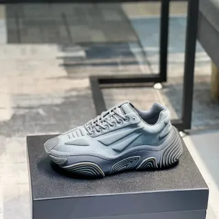 حذاء رياضي سميك رمادي معدني oversized low top أحادي اللون