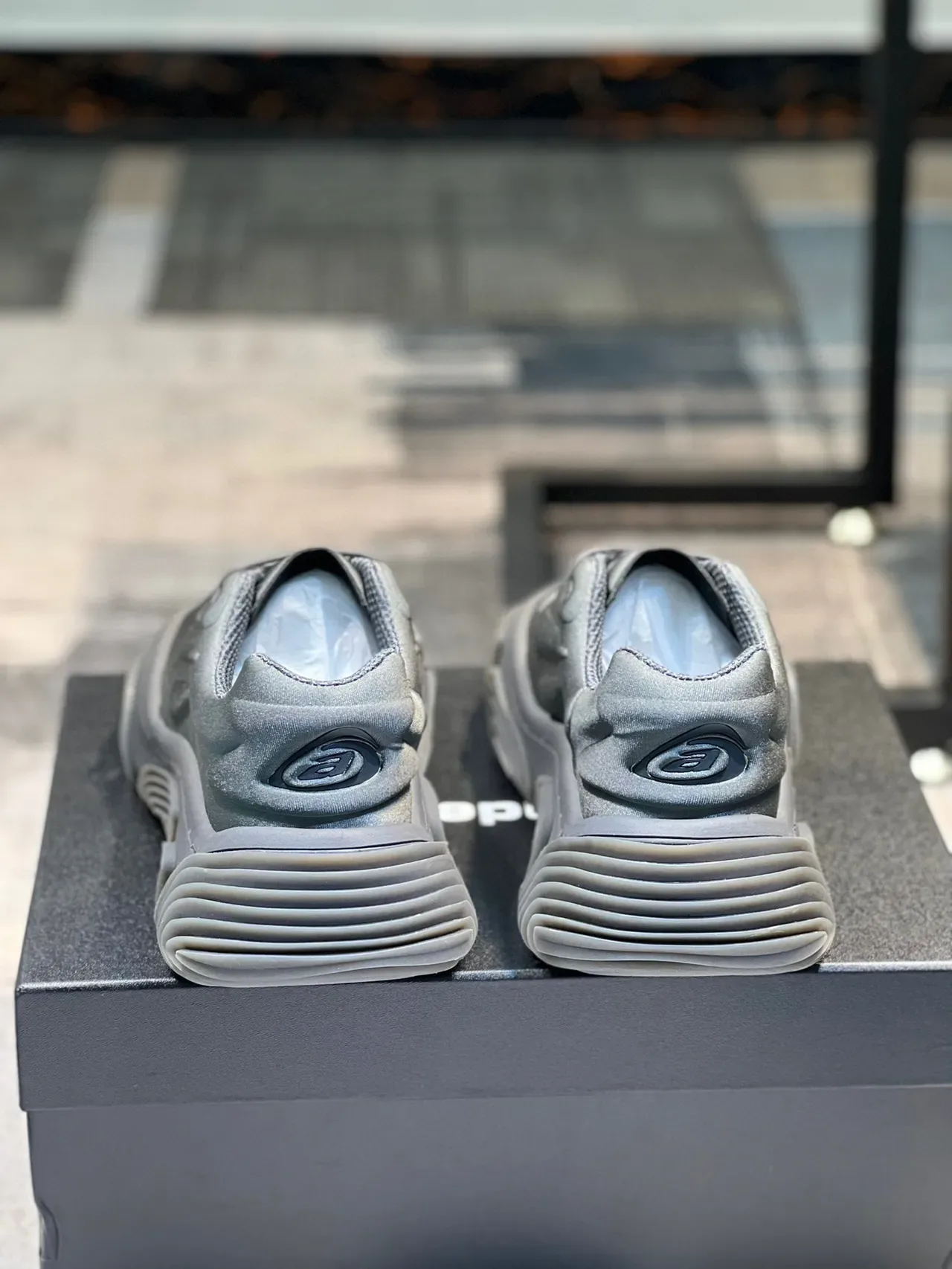 حذاء رياضي سميك رمادي معدني oversized low top أحادي اللون 2
