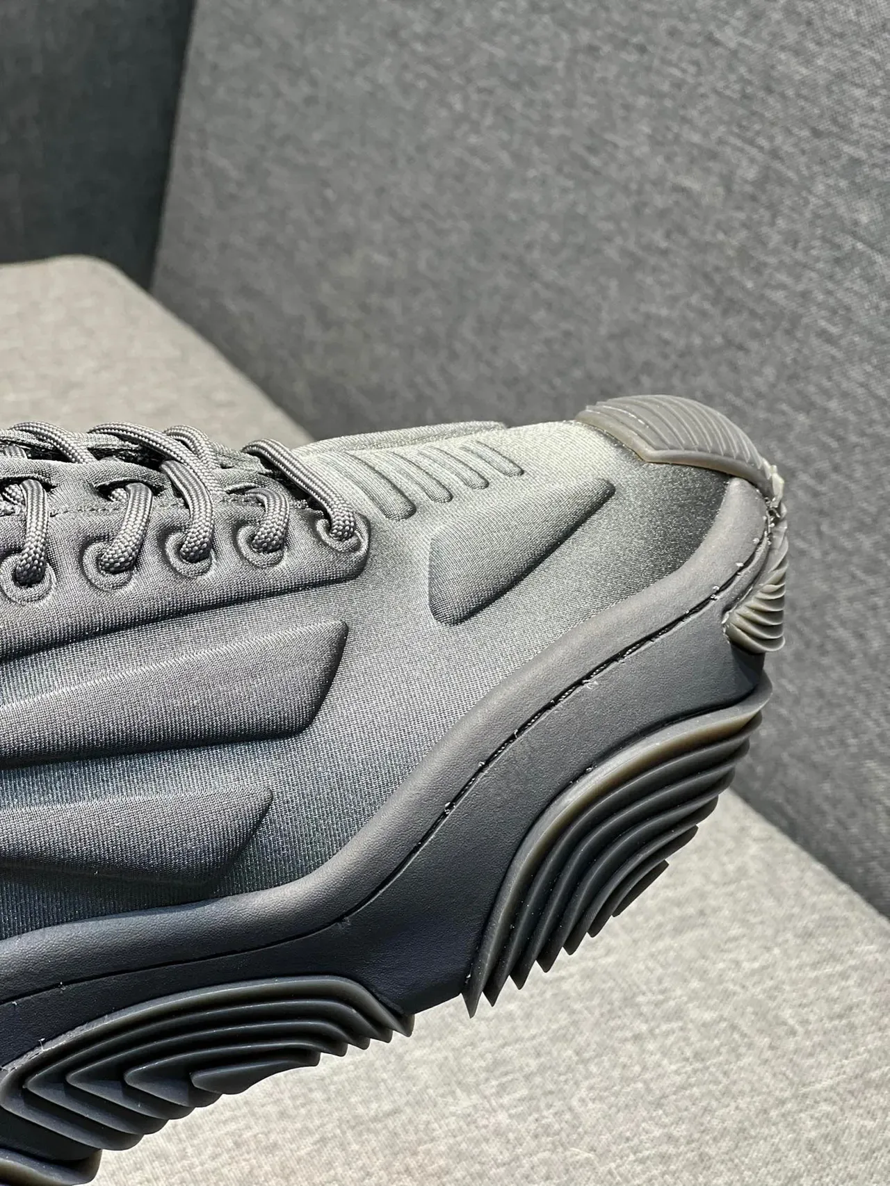 حذاء رياضي سميك رمادي معدني oversized low top أحادي اللون 3