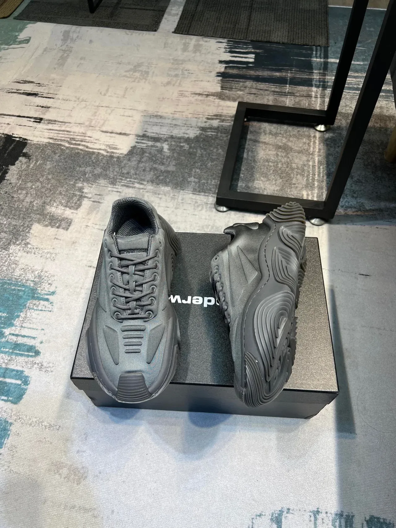 حذاء رياضي سميك رمادي معدني oversized low top أحادي اللون 4