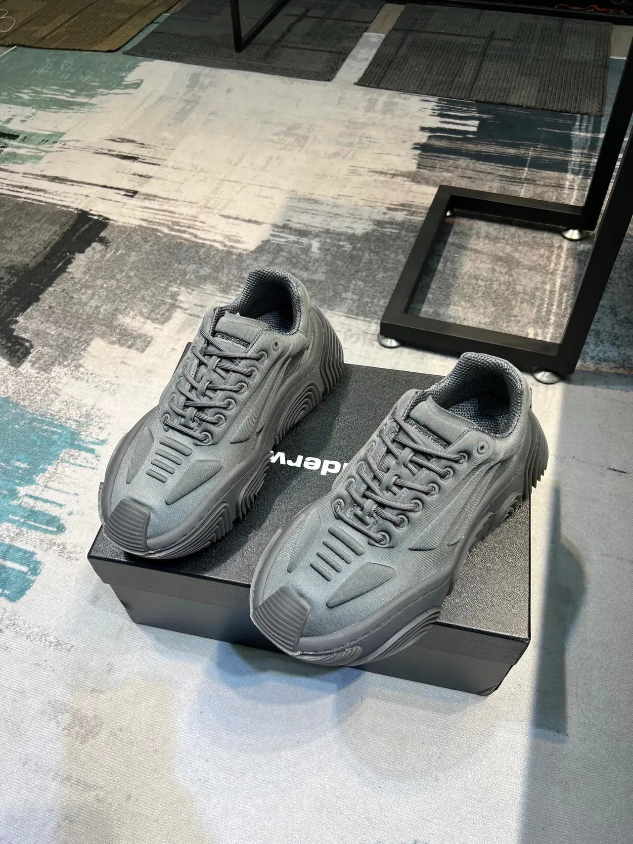 حذاء رياضي سميك رمادي معدني oversized low top أحادي اللون 5