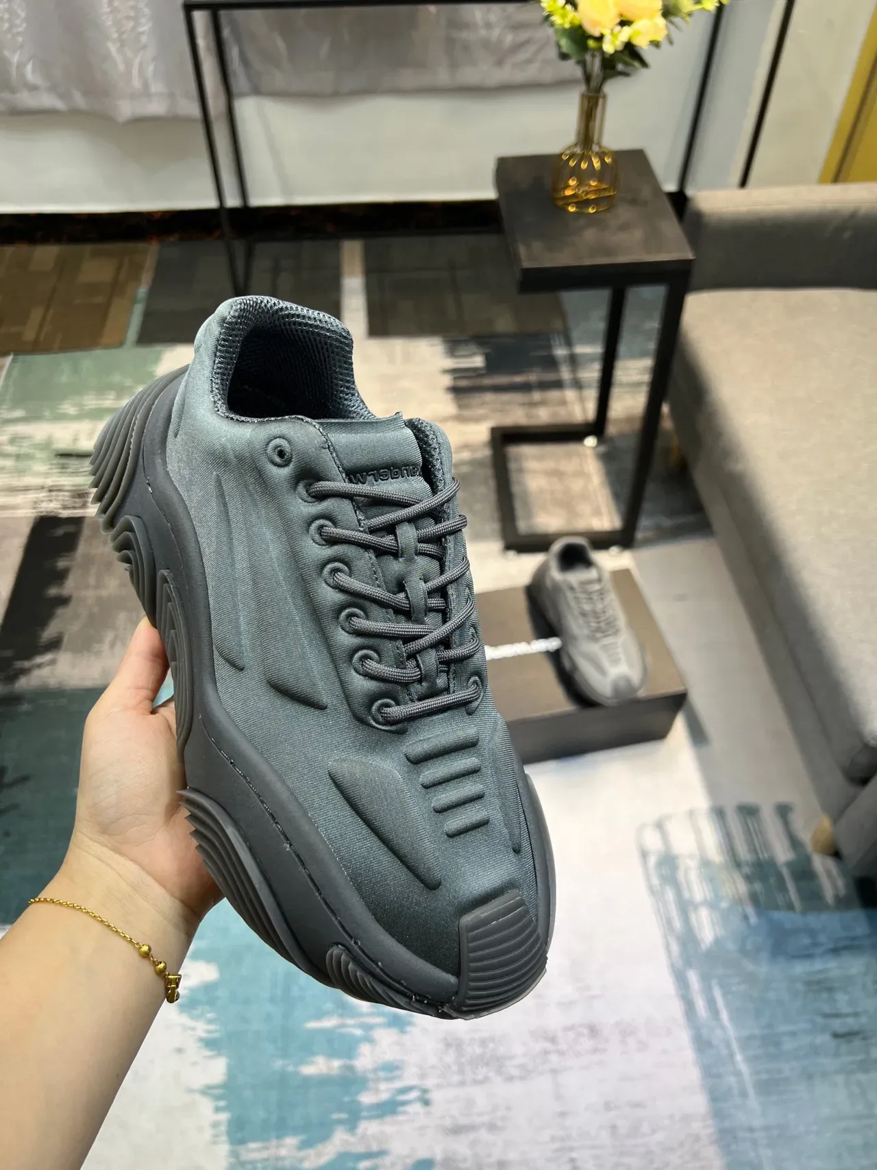 حذاء رياضي سميك رمادي معدني oversized low top أحادي اللون 6