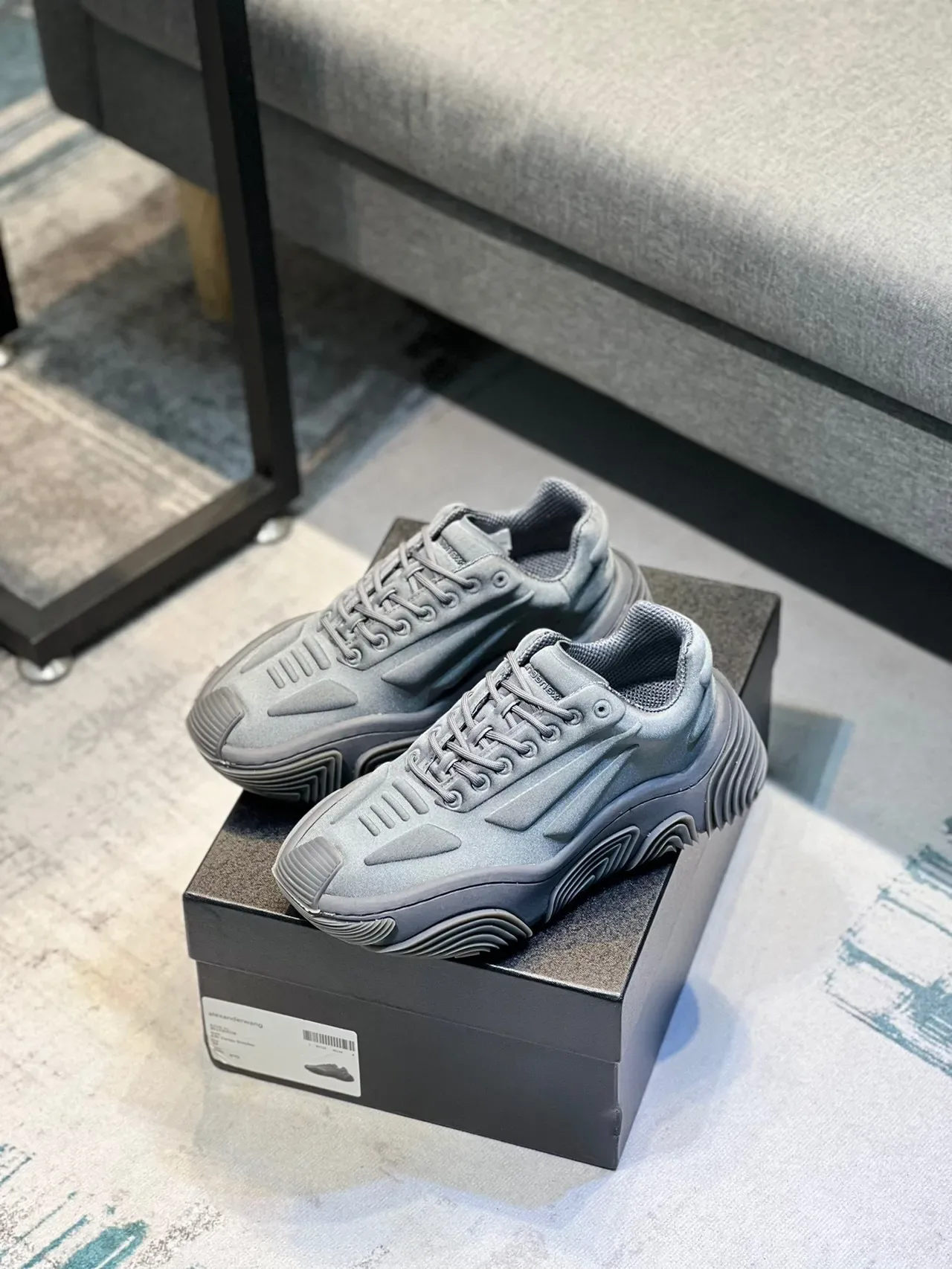 حذاء رياضي سميك رمادي معدني oversized low top أحادي اللون 7