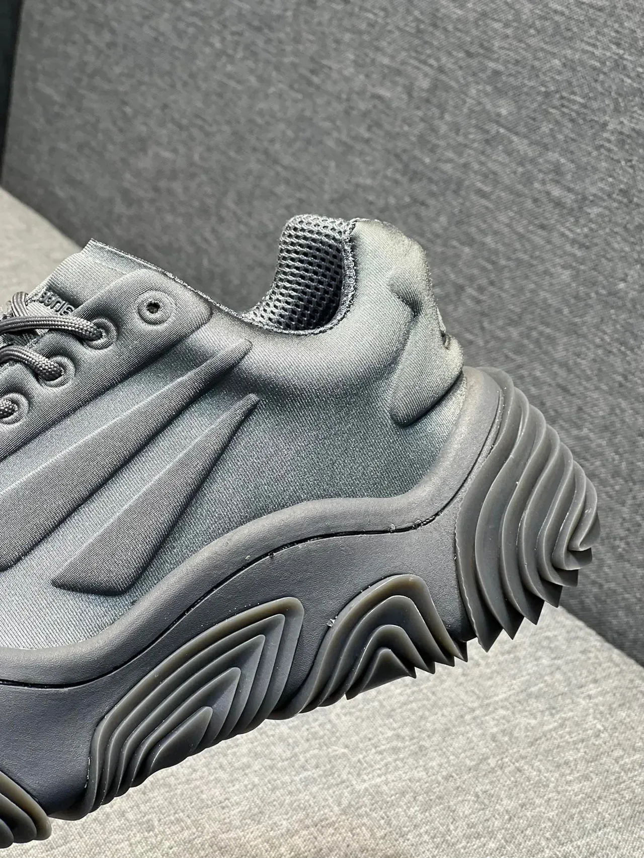 حذاء رياضي سميك رمادي معدني oversized low top أحادي اللون 8