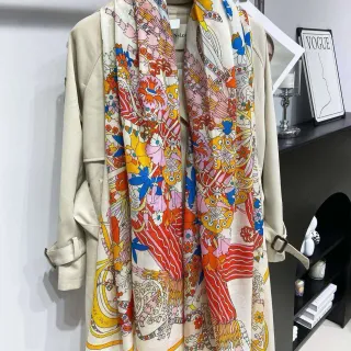 Bufanda de seda larga con impresión floral-abstracta multicolor de color blanco hueso