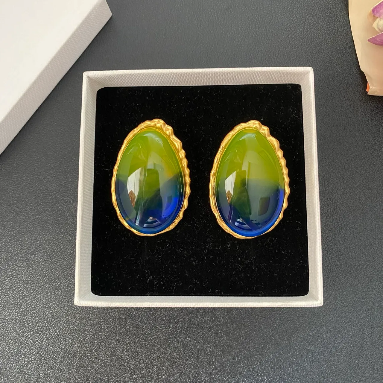 Multicolor Gold Oval Cabochon Scalloped Bezel Brooch 6
