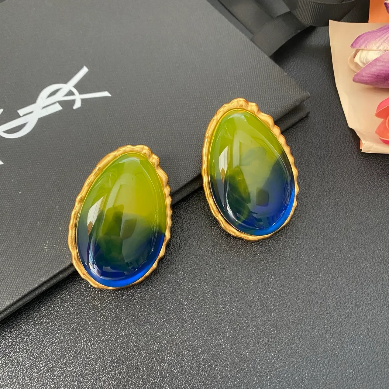 Multicolor Gold Oval Cabochon Scalloped Bezel Brooch 7