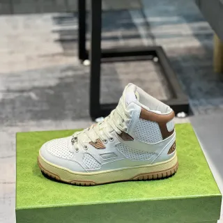 Off-White Tênis Lifestyle de Topo Alto com Perfurações em Creme e Tan