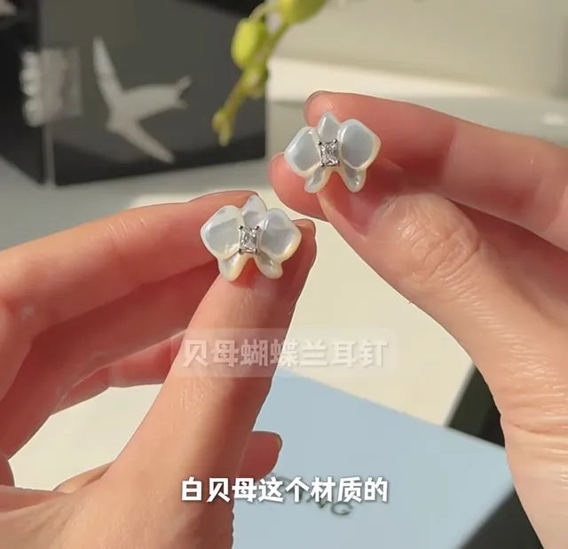 Orchid-Shaped Baroque Pearl and Princess-Cut Diamond Stud Earrings 8