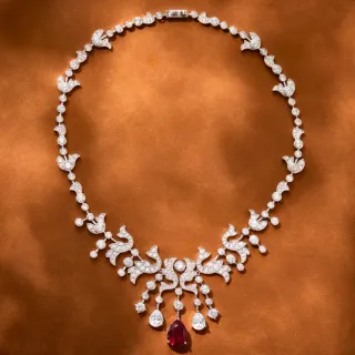 Collier pendentif motif oiseau orné pavé diamant et pierre rouge