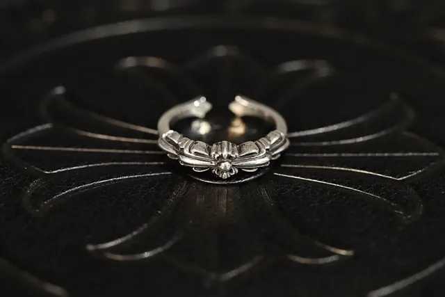 Ornate Floral Scrollwork Silver-Tone Open Band Ring 6