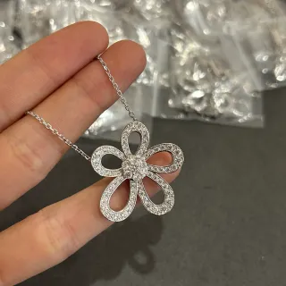 Colar pavé-set forma de flor prata ton