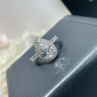 Anel de diamantes com corte de pera, duplo halo e pavé