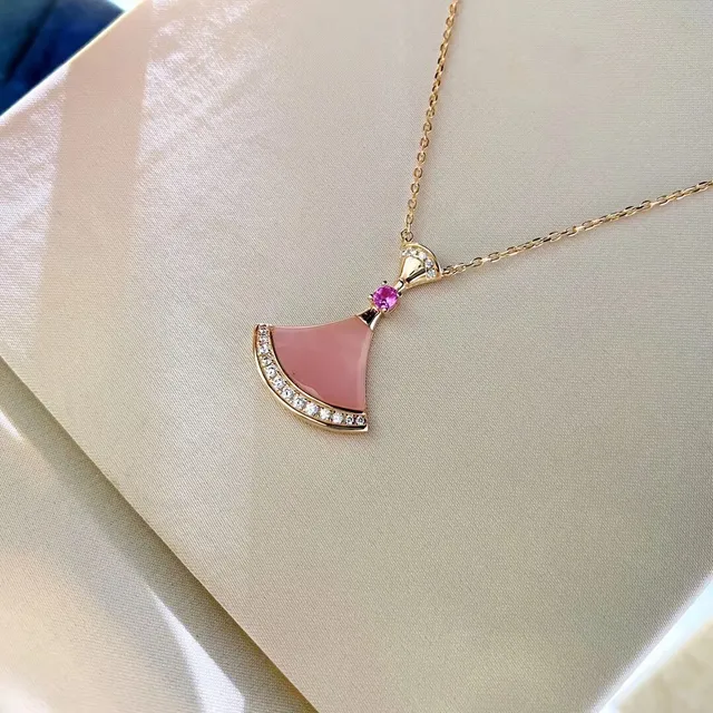 Collier en or rose avec pendentif en forme d'éventail et pierre cabochon 2