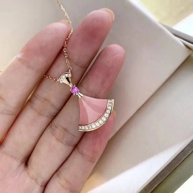 Collier en or rose avec pendentif en forme d'éventail et pierre cabochon 3