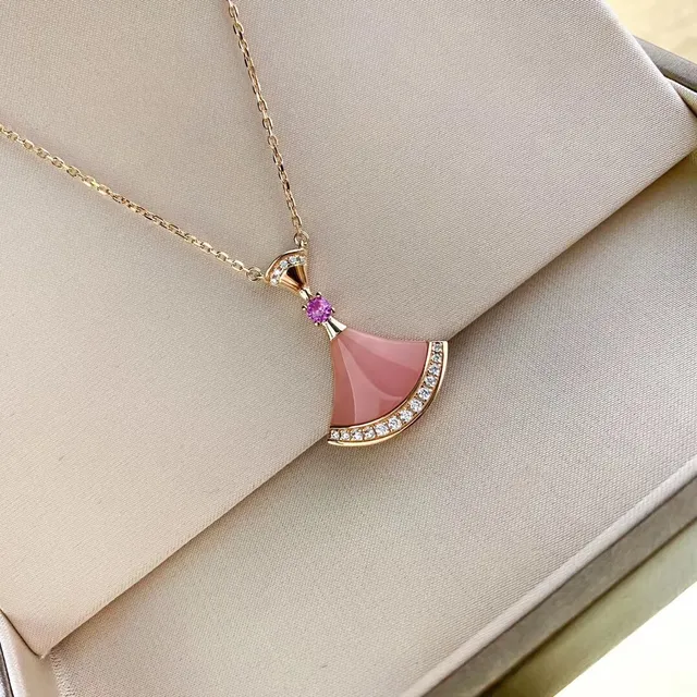 Collier en or rose avec pendentif en forme d'éventail et pierre cabochon 4