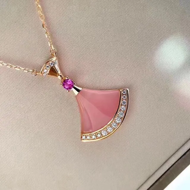 Collier en or rose avec pendentif en forme d'éventail et pierre cabochon 5