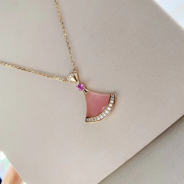 Collier en or rose avec pendentif en forme d'éventail et pierre cabochon 7