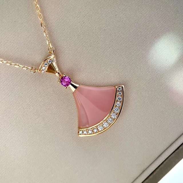 Collier en or rose avec pendentif en forme d'éventail et pierre cabochon 8