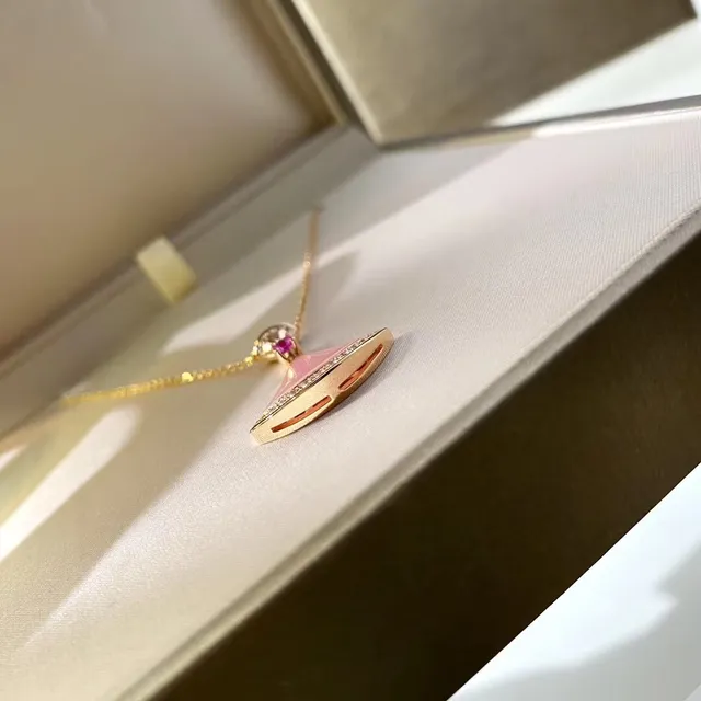 Collier en or rose avec pendentif en forme d'éventail et pierre cabochon 9